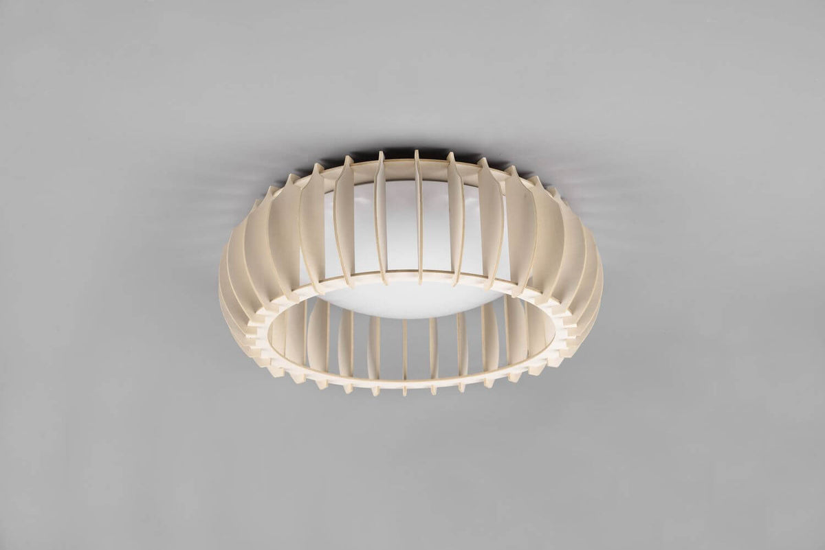 Plafonnier allumé vu de trois quarts, ombres portées des lamelles sur le plafond