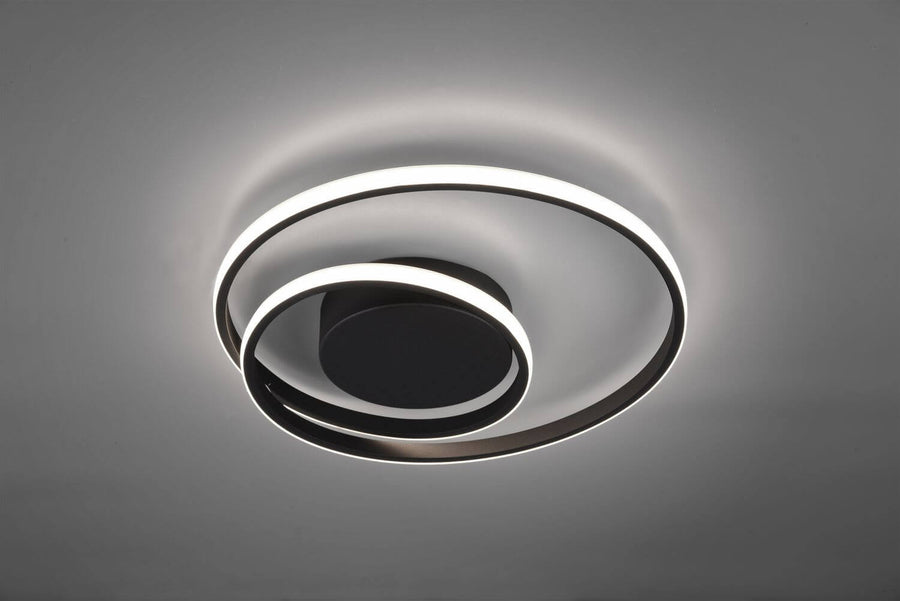 Gros plan sur le bandeau lumineux des anneaux et leur finition noire mate