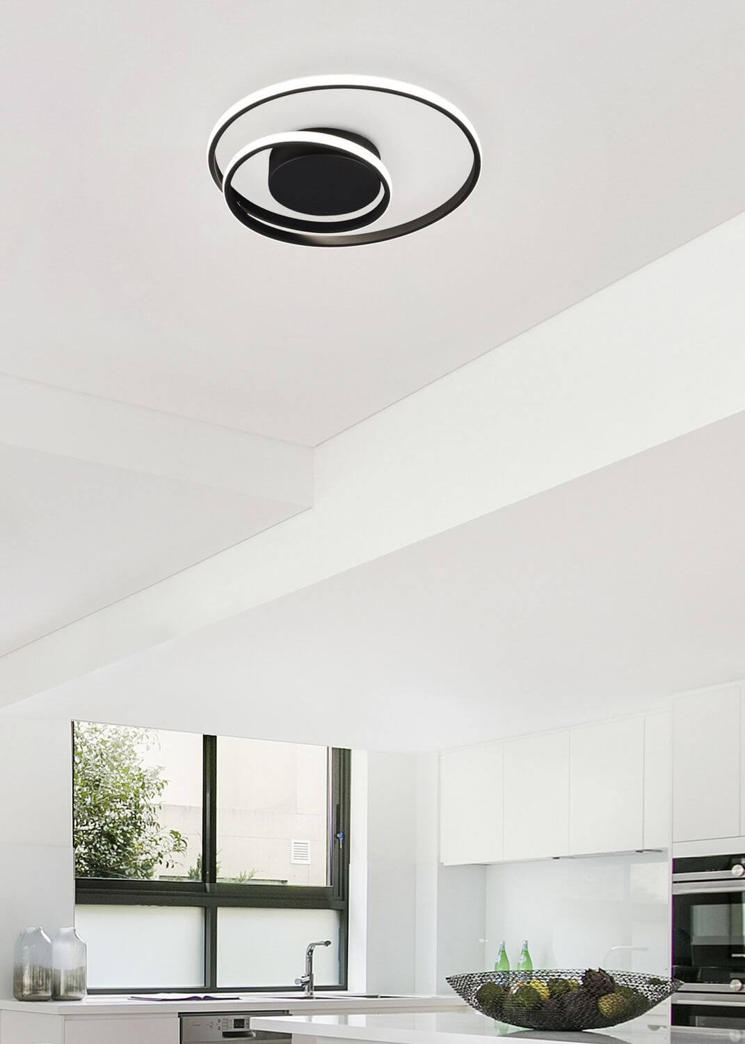 Mise en ambiance du plafonnier allumé au plafond d'une cuisine blanche moderne