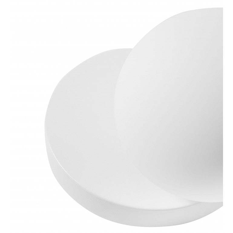 Gros plan sur la finition blanche satinée du support et du globe