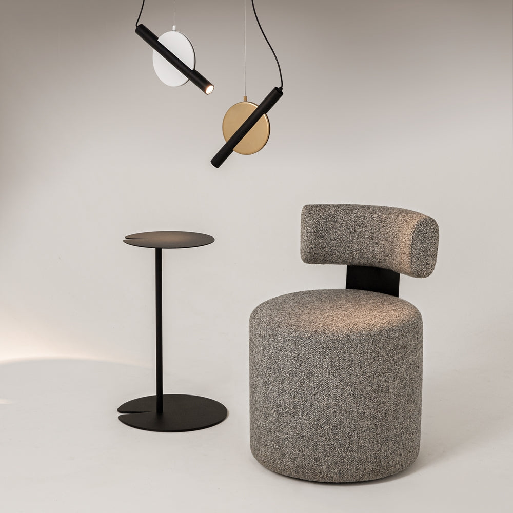 Scène d'intérieur avec deux suspensions, fauteuil et table d'appoint noire