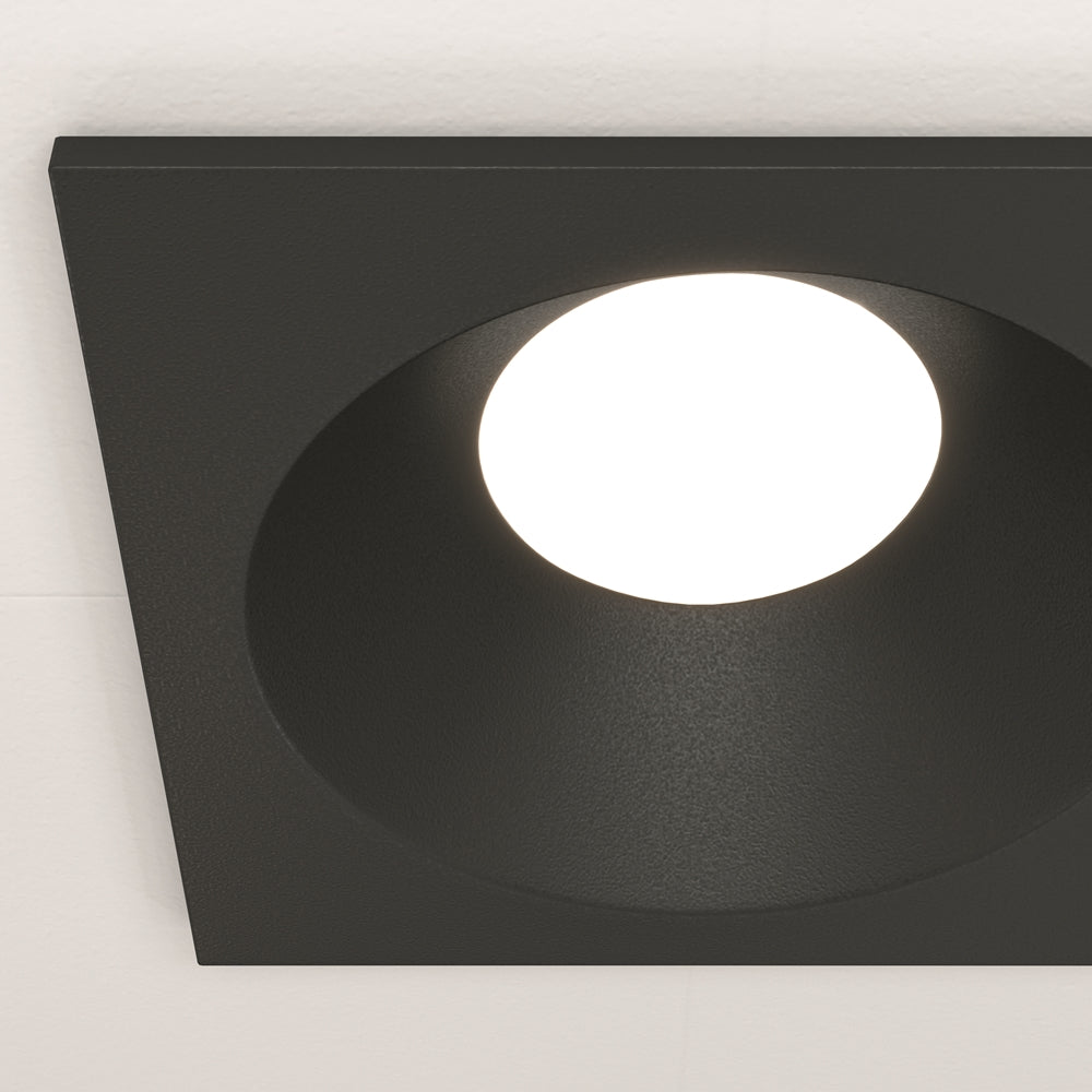 Détail rapproché du réflecteur noir et de la source lumineuse allumée