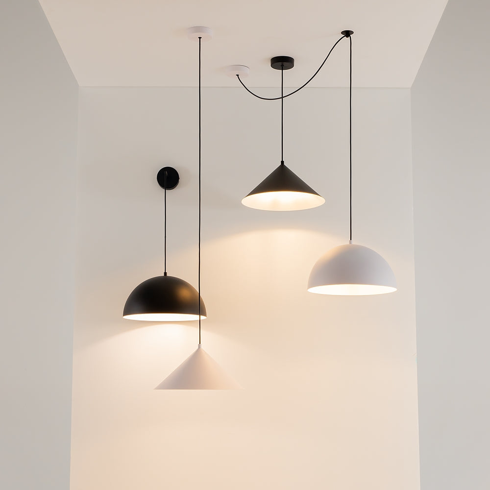 Mise en ambiance avec plusieurs suspensions noires et blanches allumées