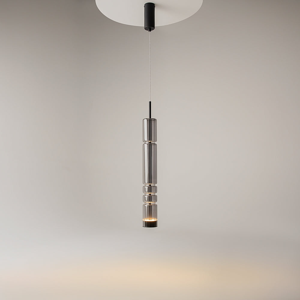 Luminaire suspendu allumé au plafond, halo de lumière chaude sur le mur