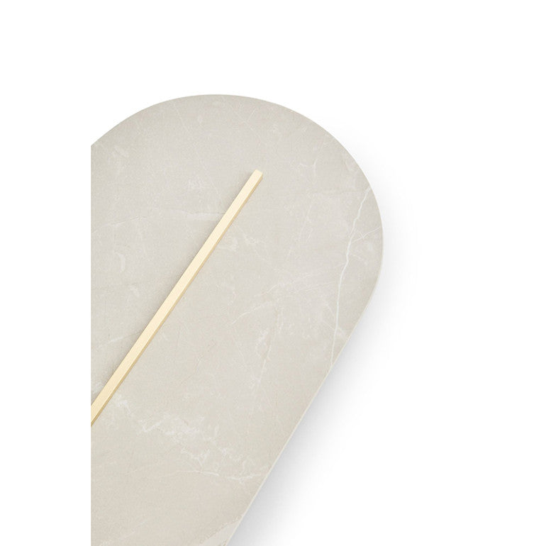 Détail de la finition marbre beige et de la tige laiton en diagonale