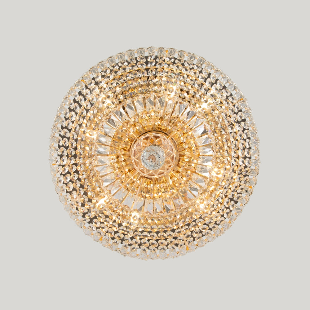 Vue de dessous montrant les cercles concentriques de cristaux et l'ampoule centrale