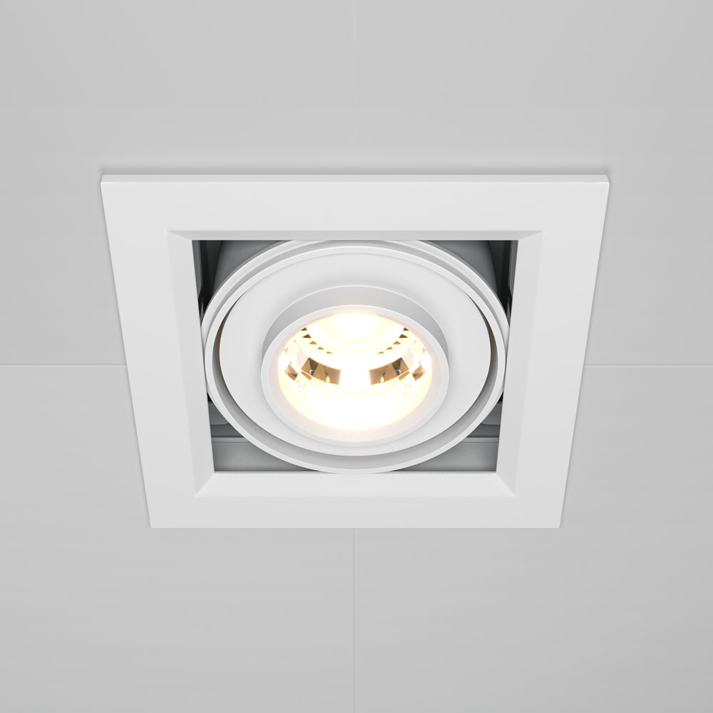 Spot encastré blanc vu de face en légère plongée sur le plafond