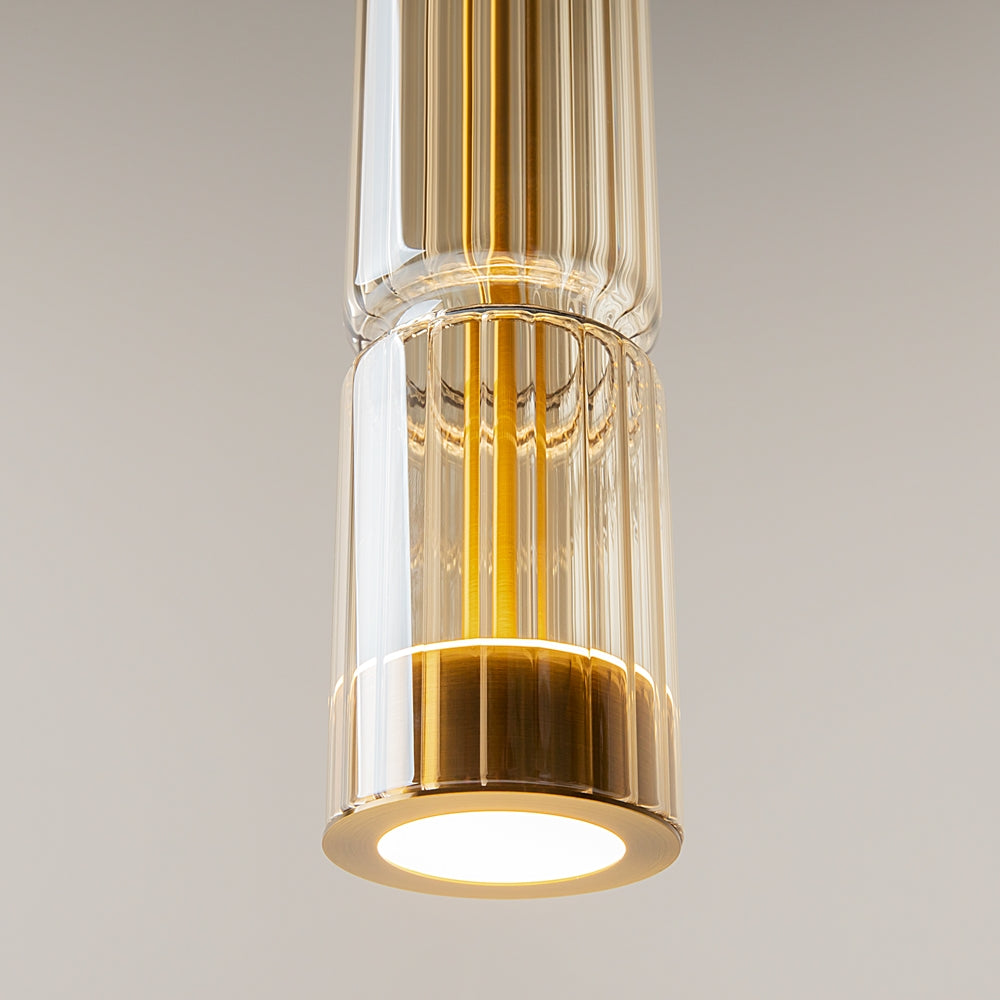 Détail du bas du luminaire, diffuseur LED doré en fonctionnement