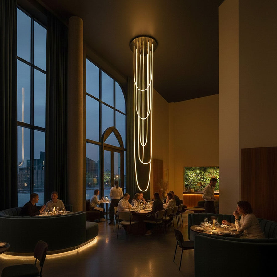 Scène de restaurant avec une suspension verticale en tubes LED éclairant les convives et la salle