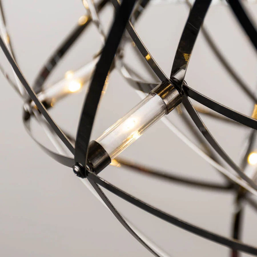 Gros plan sur une sphère cage en métal noir avec ampoule LED interne.