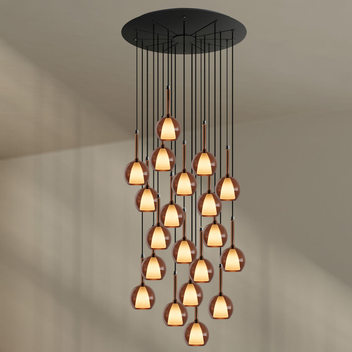 Vue de face du luminaire sur fond neutre, montrant les vingt globes