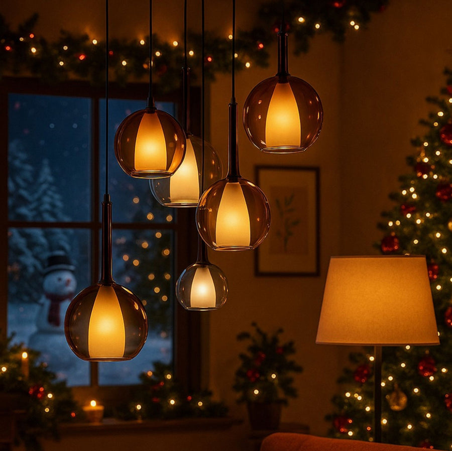 Suspensions allumées devant une fenêtre d'hiver, sapin décoré et guirlande lumineuse