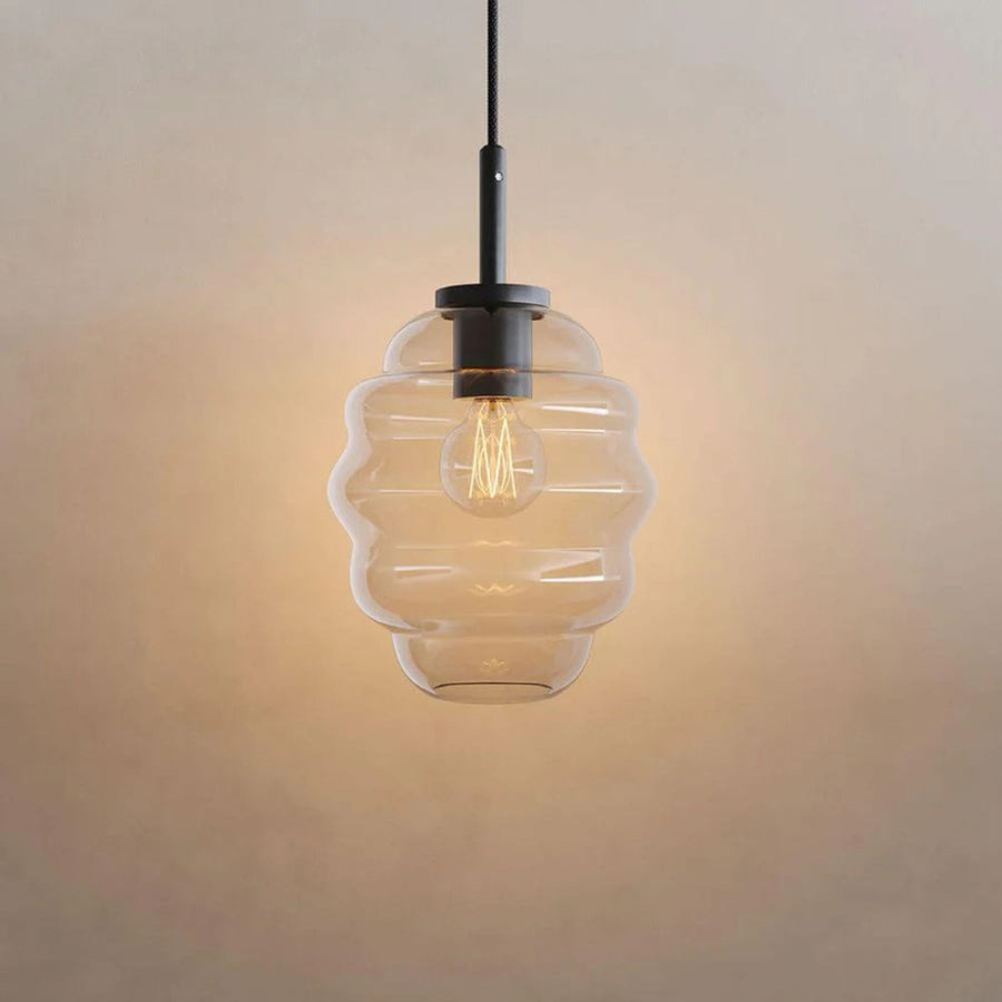Détail d'une suspension seule en verre clair, ampoule filament allumée