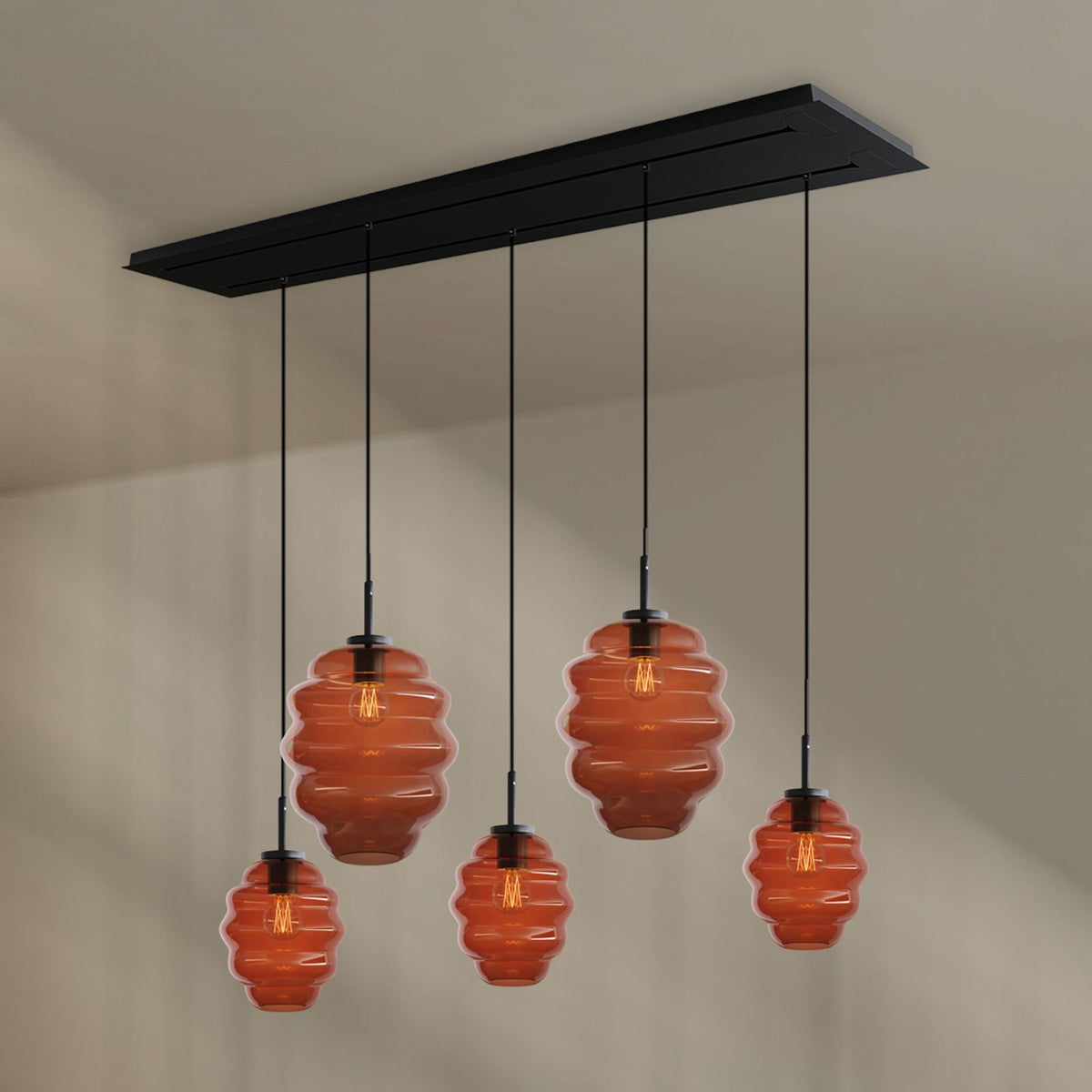 Suspension de table Echos 5 lumières sur 2 rangées, longueur 160 cm, verres Ø 18 et 25 cm