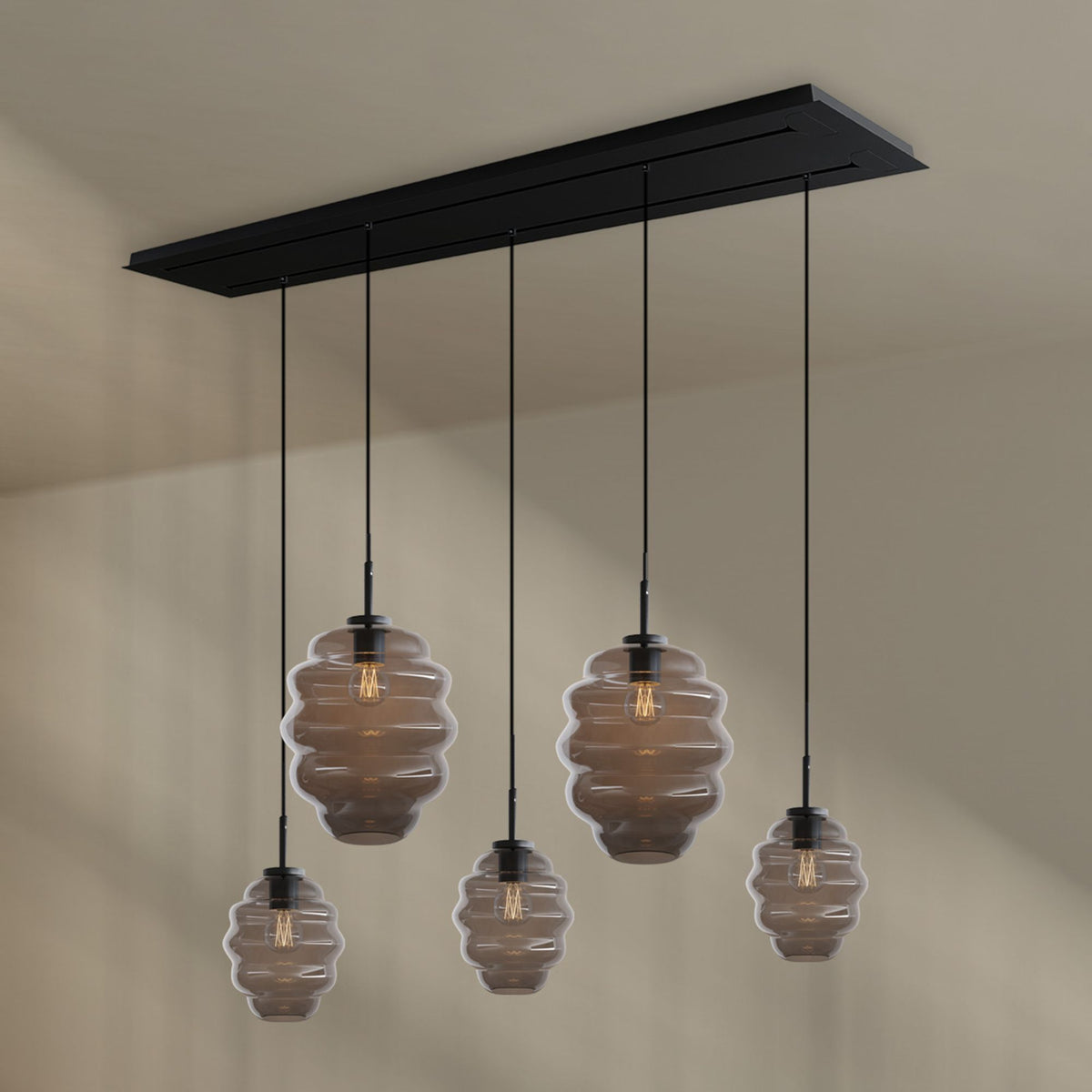 Suspension de table Echos 5 lumières sur 2 rangées, longueur 160 cm, verres Ø 18 et 25 cm