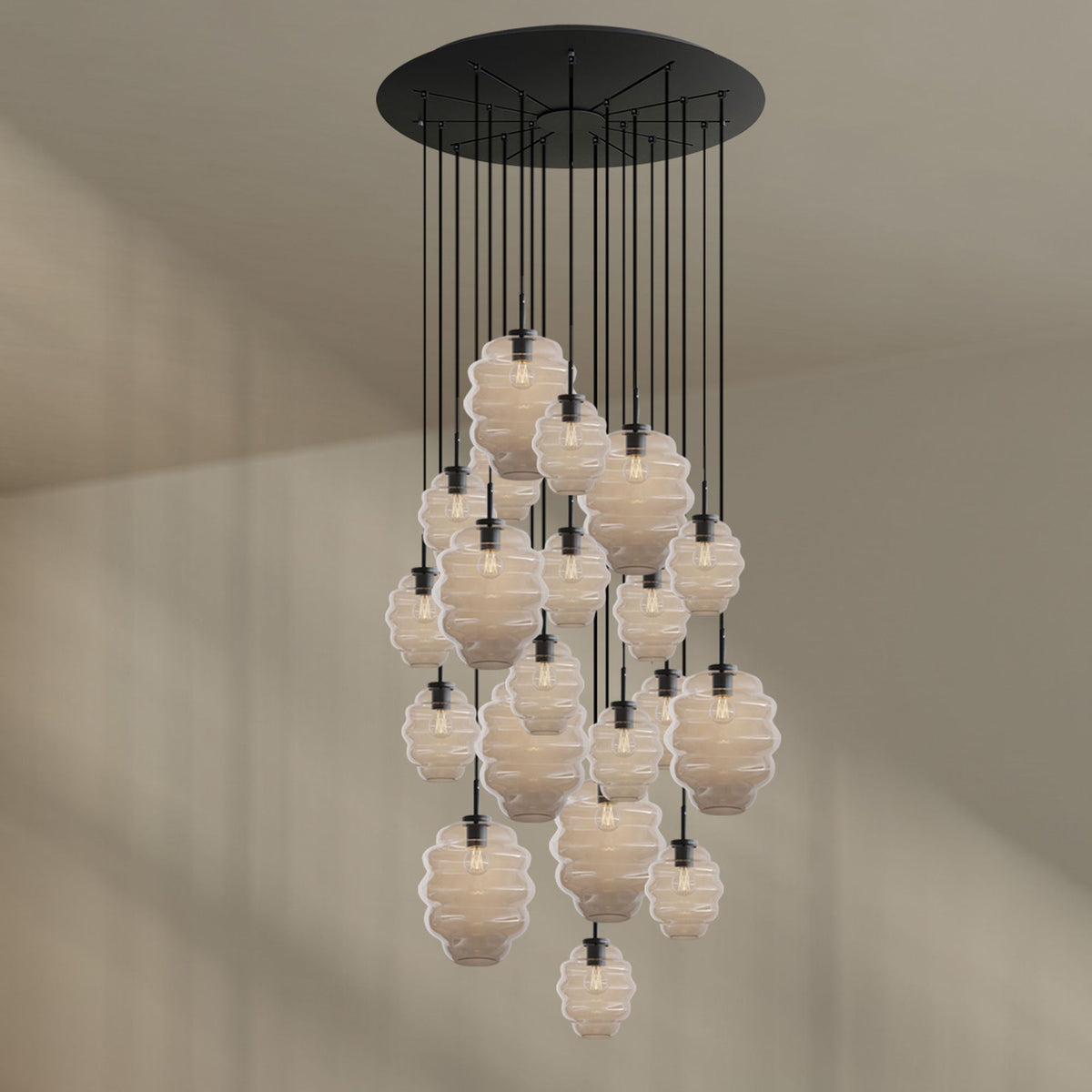 Ensemble de verres blancs opalins formant une cascade verticale sur câbles noirs.