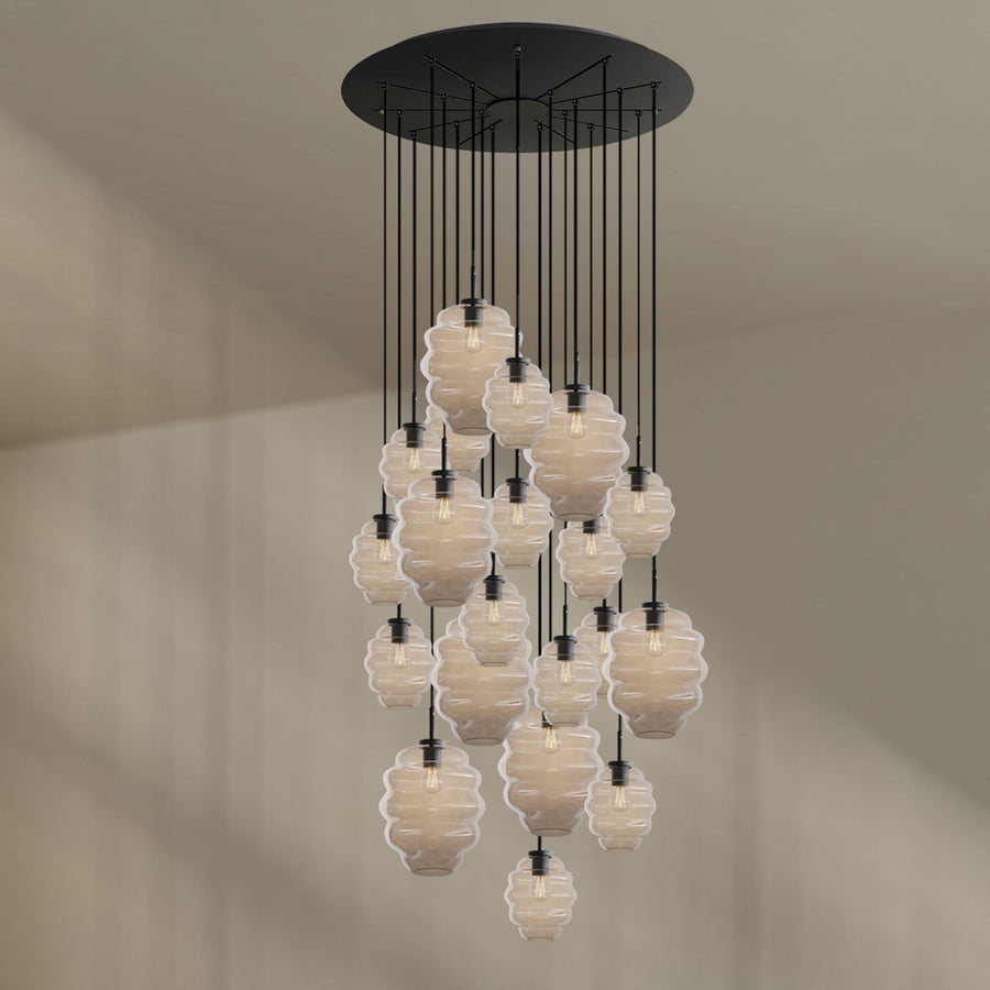 Ensemble de verres blancs opalins formant une cascade verticale sur câbles noirs.