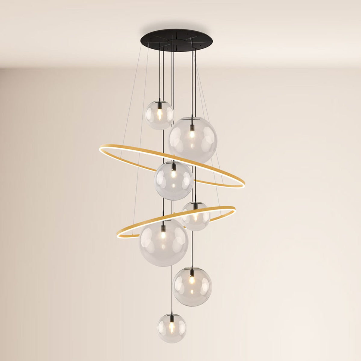 Finition dorée du luminaire, anneaux lumineux et globes transparents vus de face