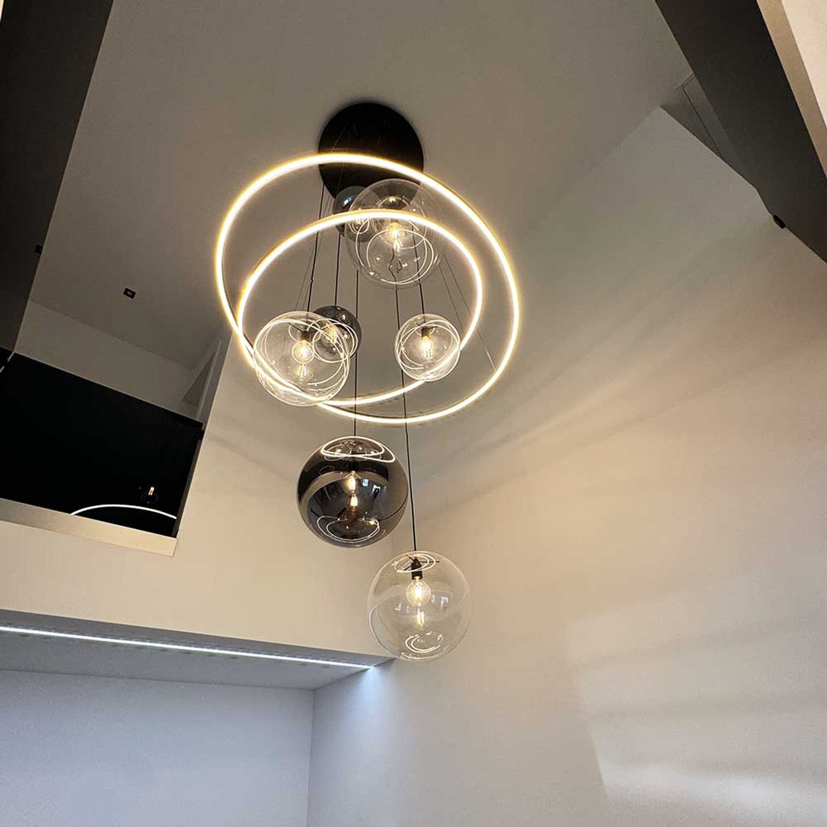 Vue rapprochée en contre-plongée dévoilant les anneaux LED et les globes en verre