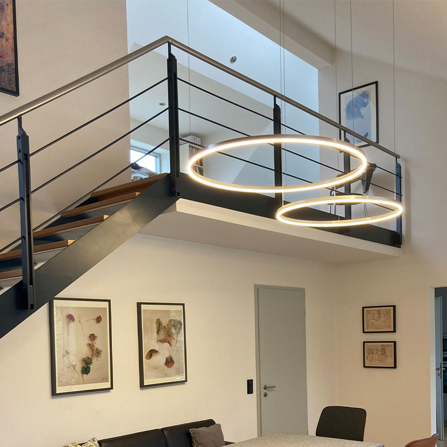 Vue en plongée près d'une mezzanine et d'un escalier, anneaux lumineux allumés