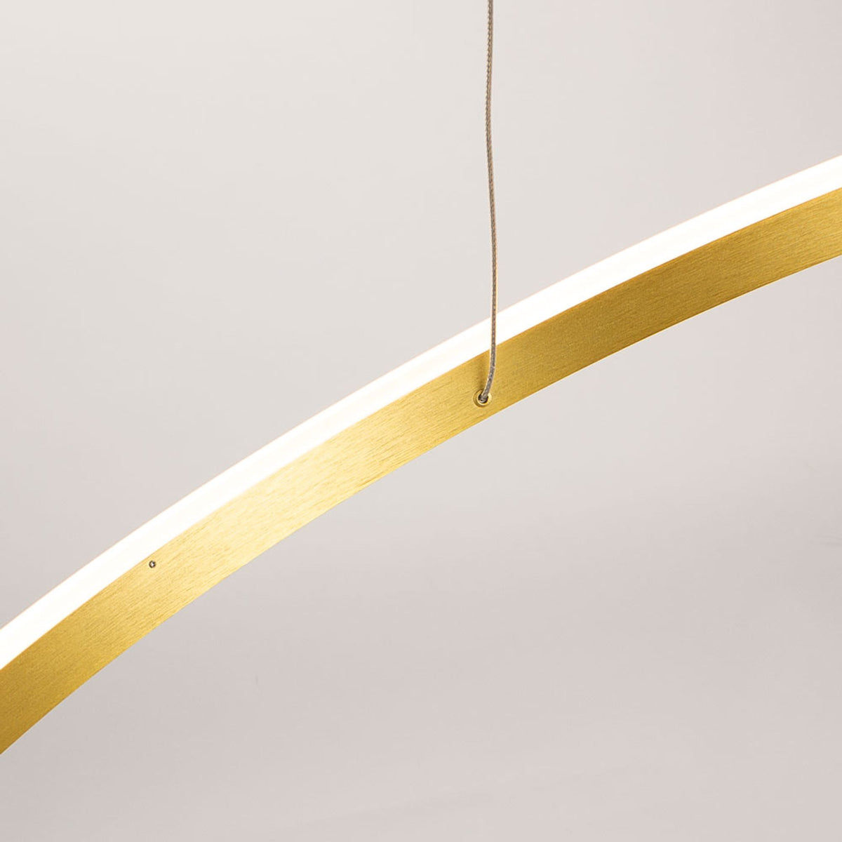 Détail de la finition dorée brossée et du bandeau LED blanc du cercle