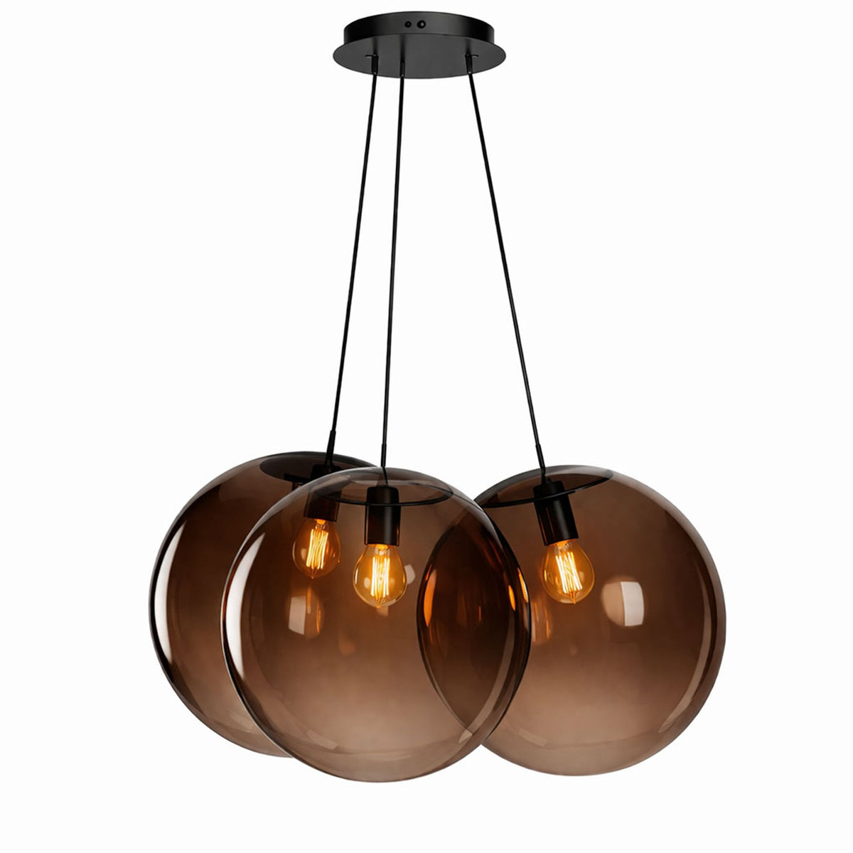 Détail du luminaire avec globes en verre ambré et ampoules à filament allumées.