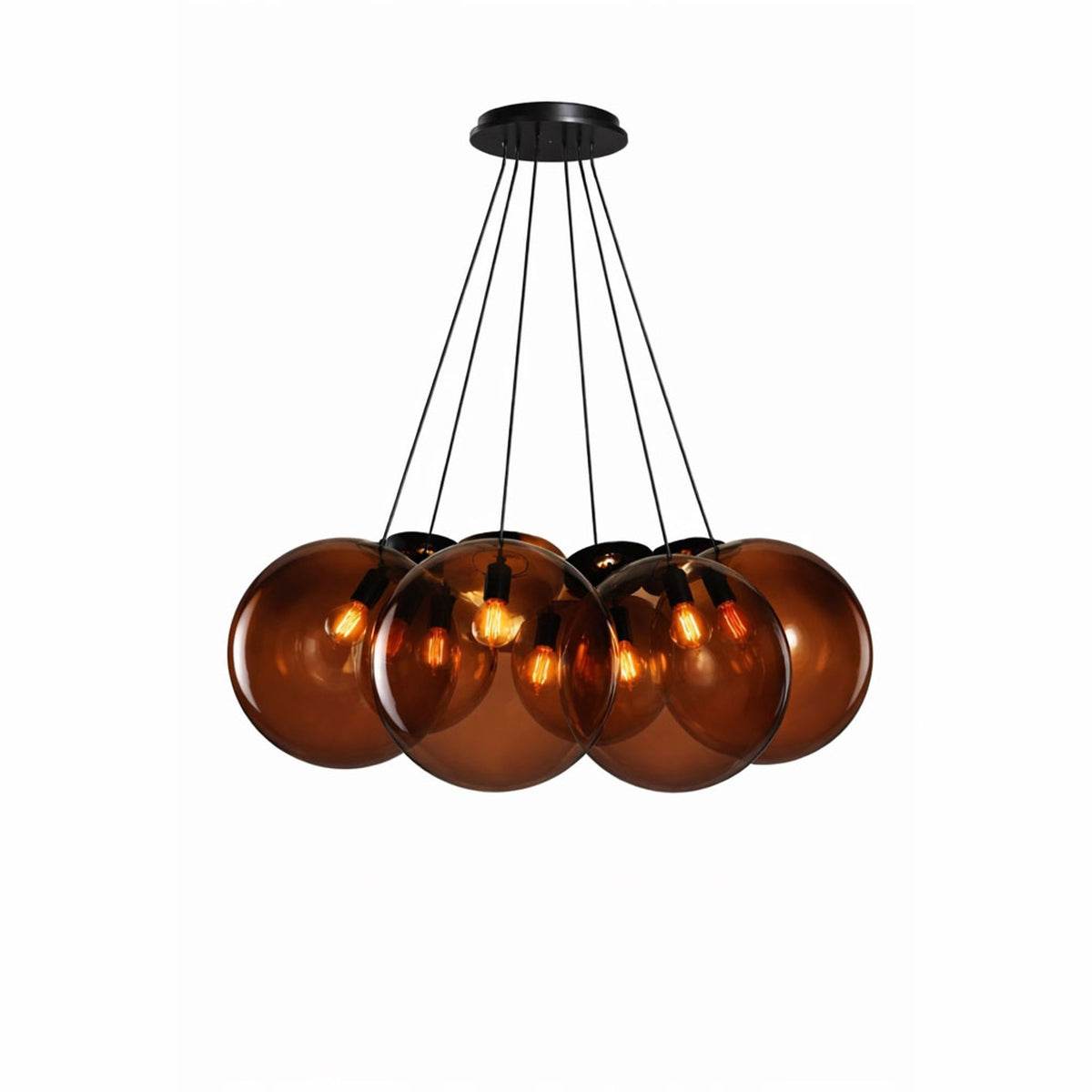 Vue de face du luminaire avec sept globes en verre ambré, fond blanc