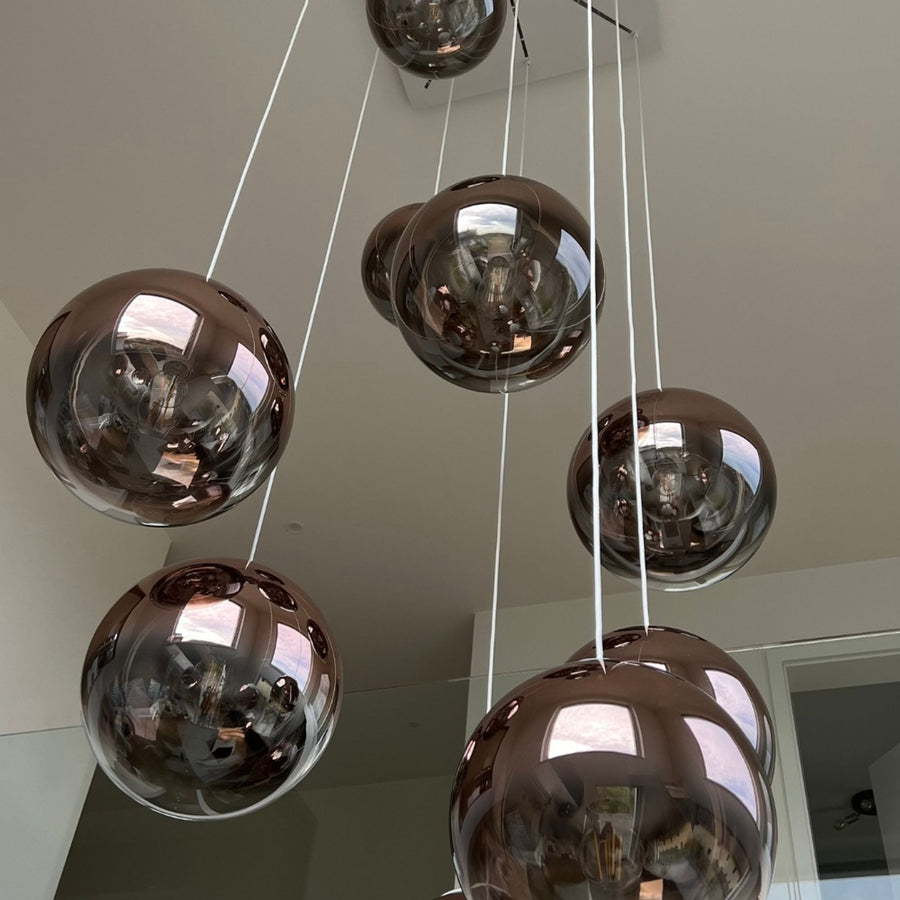 Gros plan sur les globes de verre fumé montrant ampoules et reflets intérieurs.