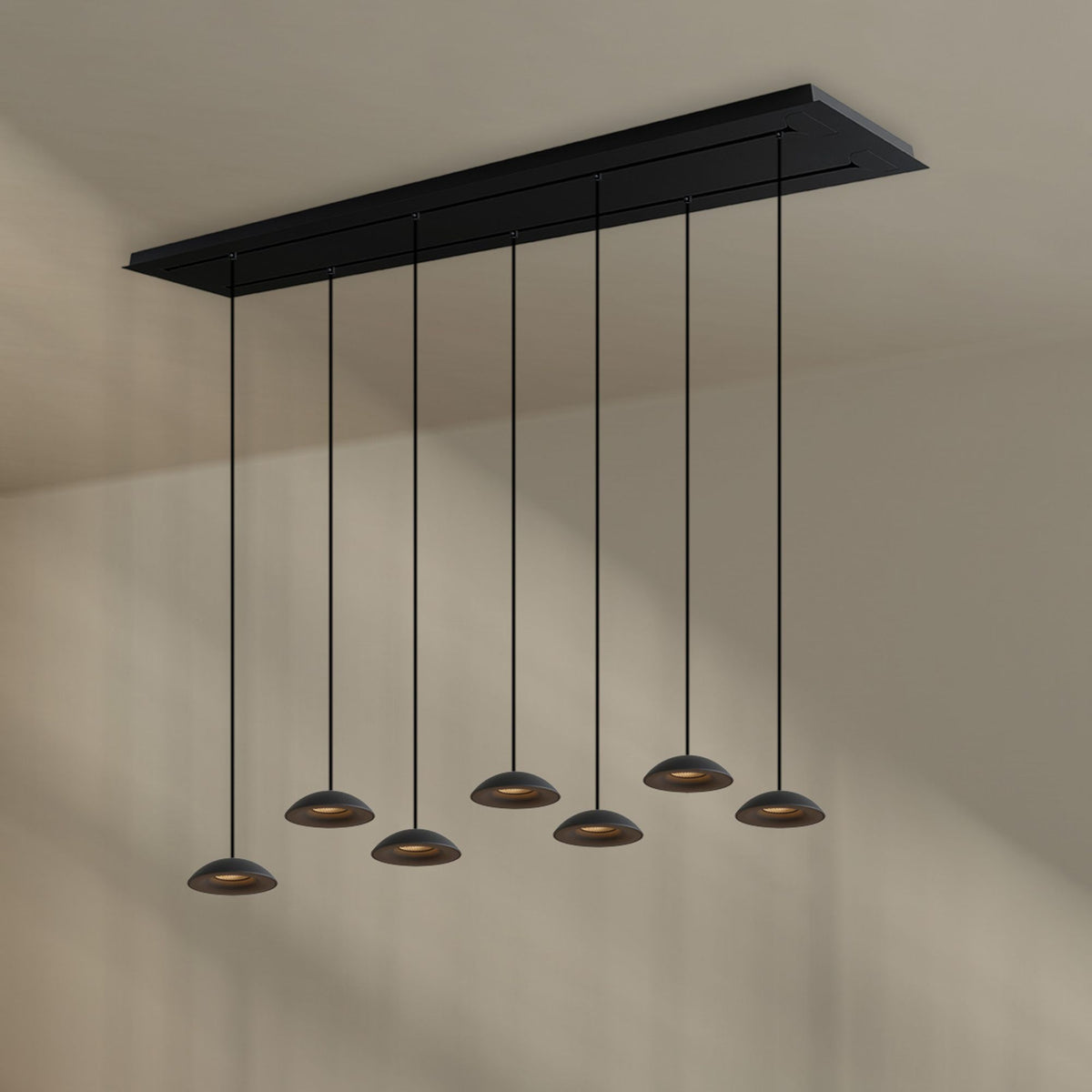 Version noire du luminaire suspendu, huit abat-jours en dôme sur deux rangées