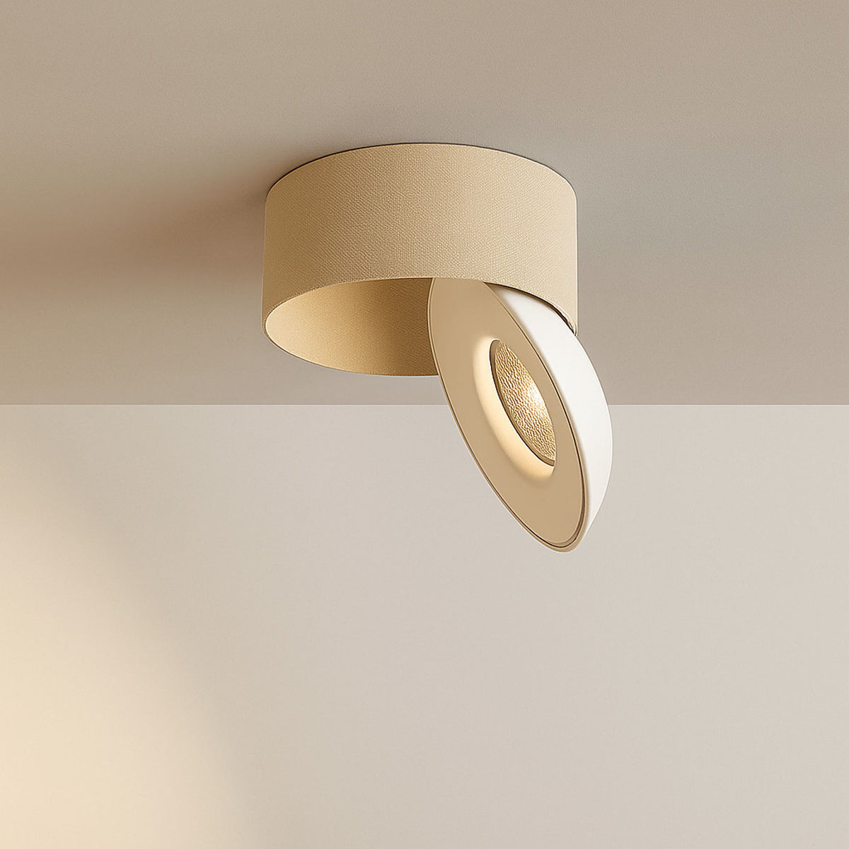 Modèle beige sable, vue de trois quarts montrant la bague métallique et la rotule