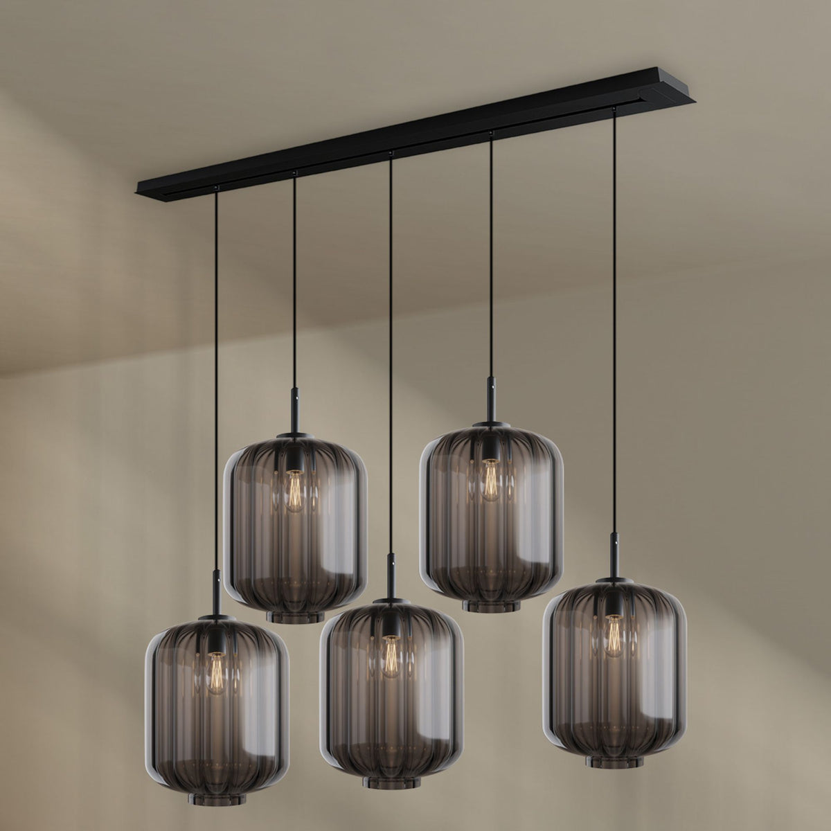 Même suspension en verre fumé gris, cinq globes translucides sur rail fixe