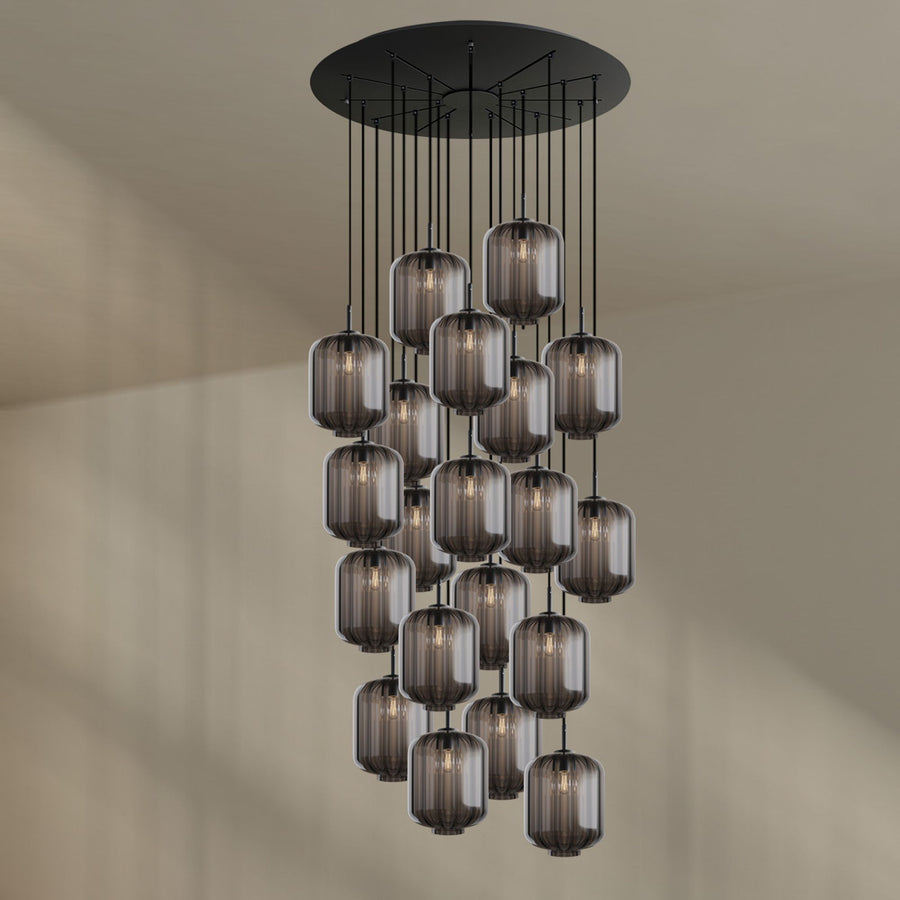 Vue de face du luminaire sur fond beige, verres fumés gris à vingt hauteurs.