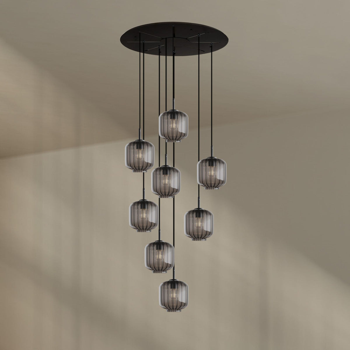 Variante à verres fumés gris transparents suspendus en cascade sur fond clair