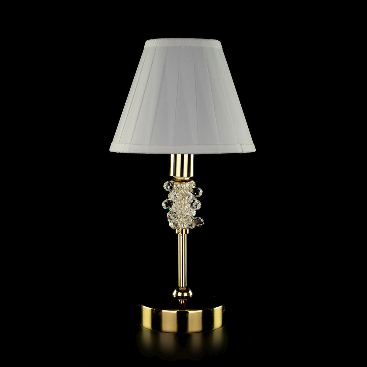 Version dorée de la lampe à poser, abat-jour blanc et pied orné de cristaux.