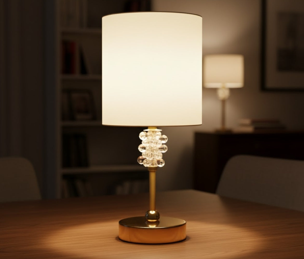 Lampe allumée posée sur une table en bois, ambiance chaleureuse, intérieur flou en arrière-plan