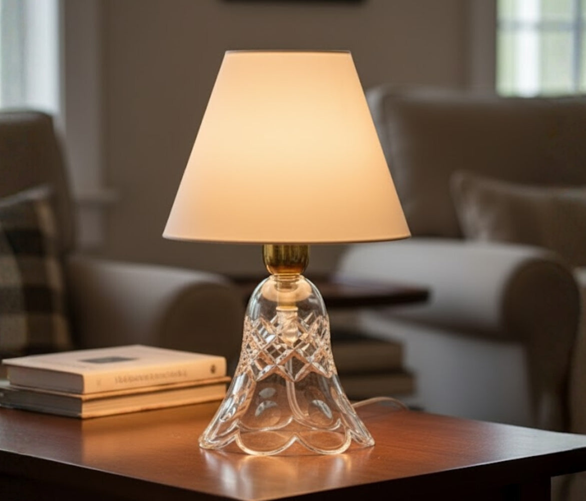 Lampe allumée posée sur une table basse, ambiance de salon chaleureuse.
