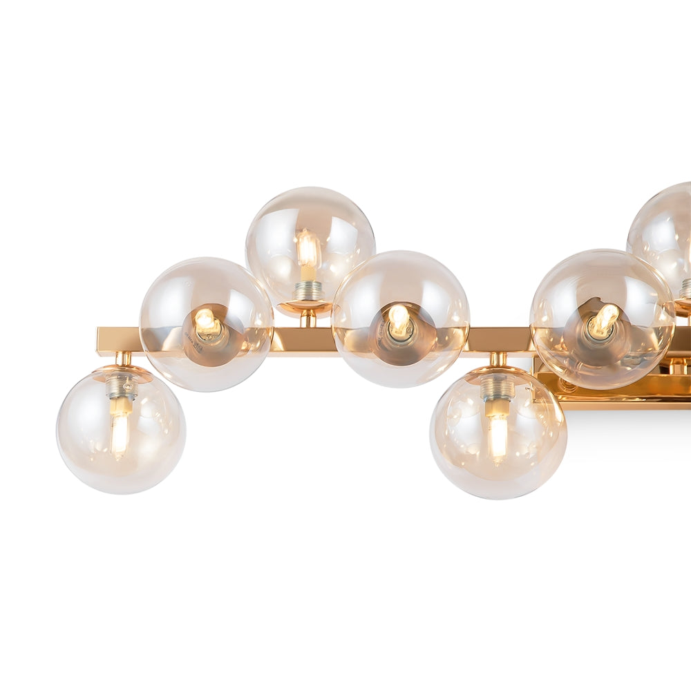 Détail rapproché des globes de verre transparent et des ampoules dorées allumées
