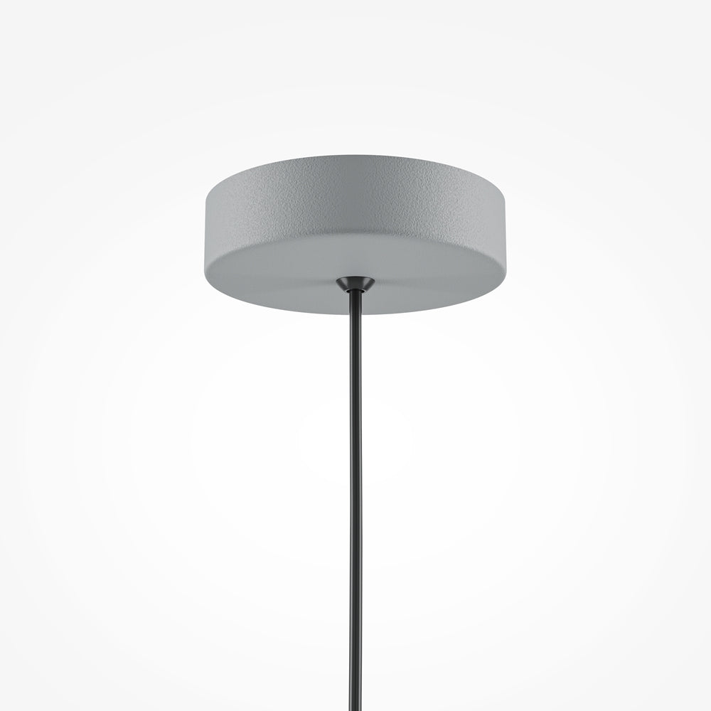 Détail de la rosace ronde grise fixée au plafond avec le câble tendu