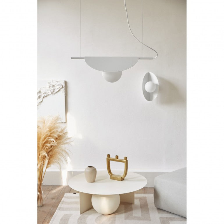 Intérieur clair avec applique murale et suspension en forme de demi-lune