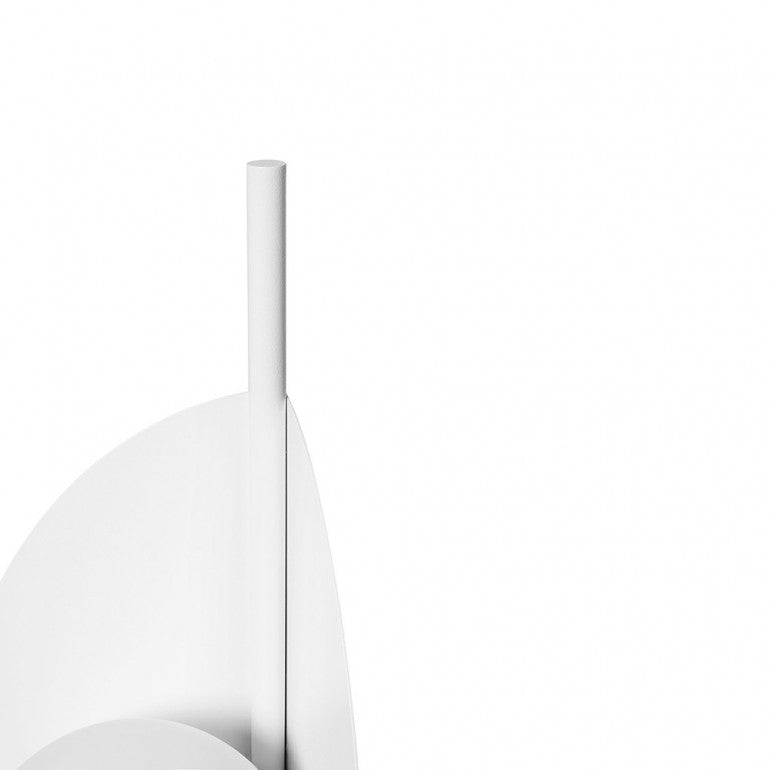 Détail du sommet de la tige et du bord de l'abat-jour blanc