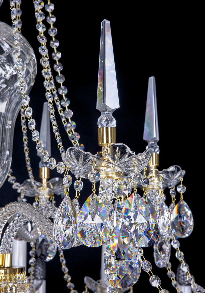 Détail de la finition : gouttes de cristal taillées et flammes de verre doré