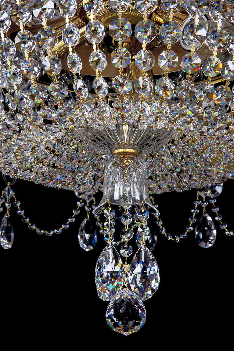 Détail du bas du lustre avec la boule de cristal et ses chaînettes