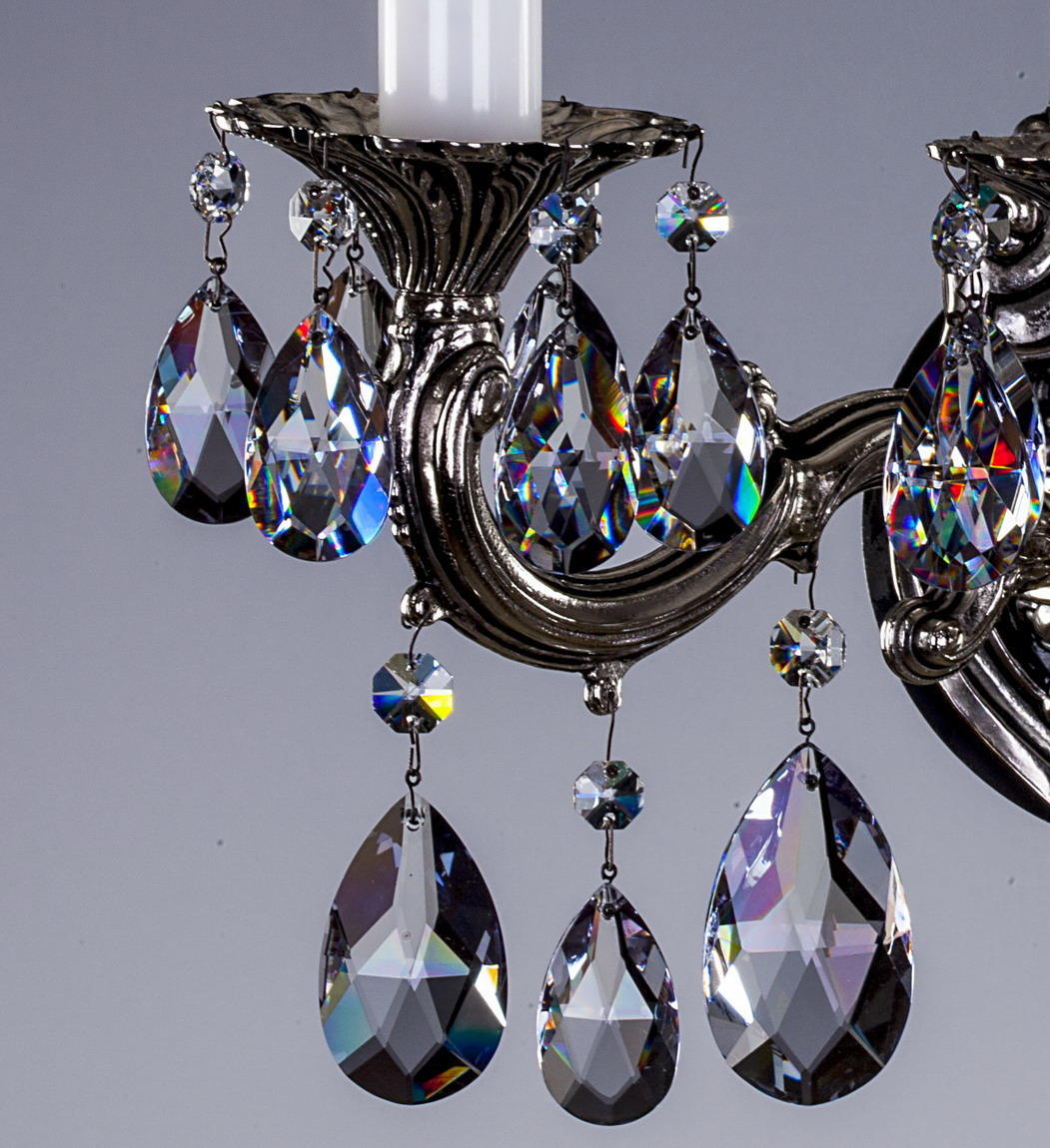 Détail des pendants goutte aux reflets multicolores suspendus sous les bras