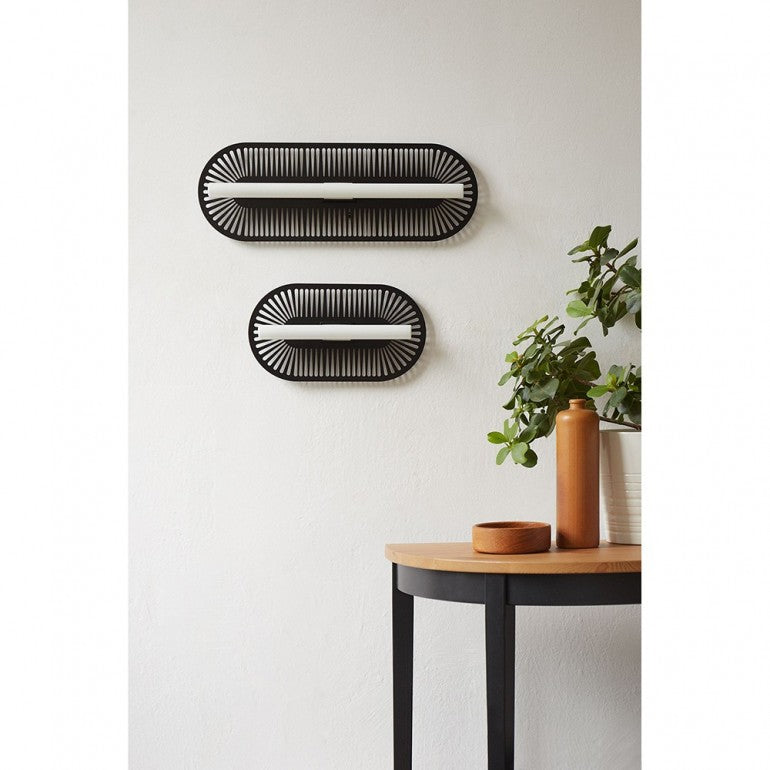 Mise en ambiance avec deux appliques ovales noires sur mur clair