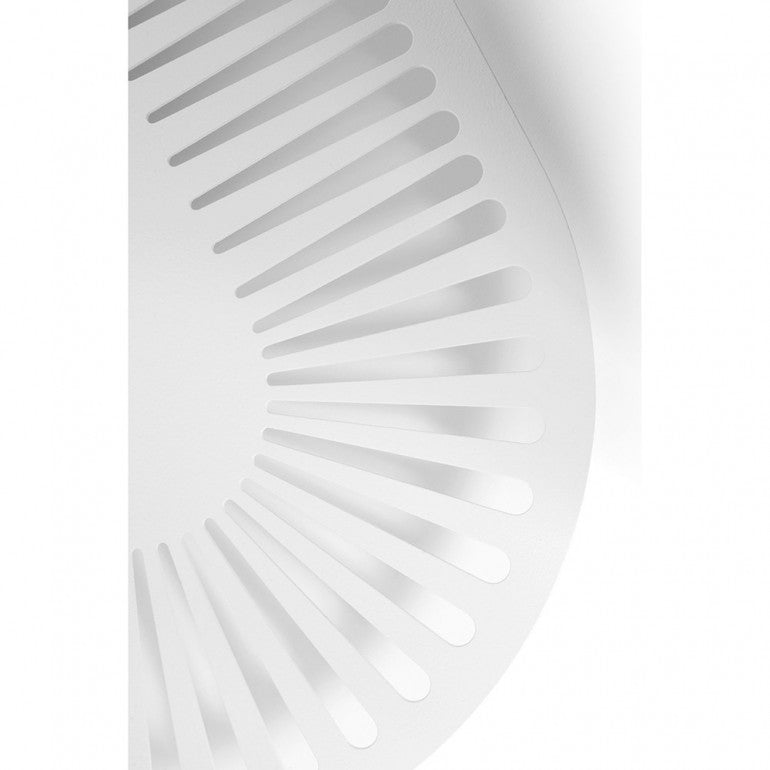 Détail du motif rayonnant blanc ajouré de l'applique