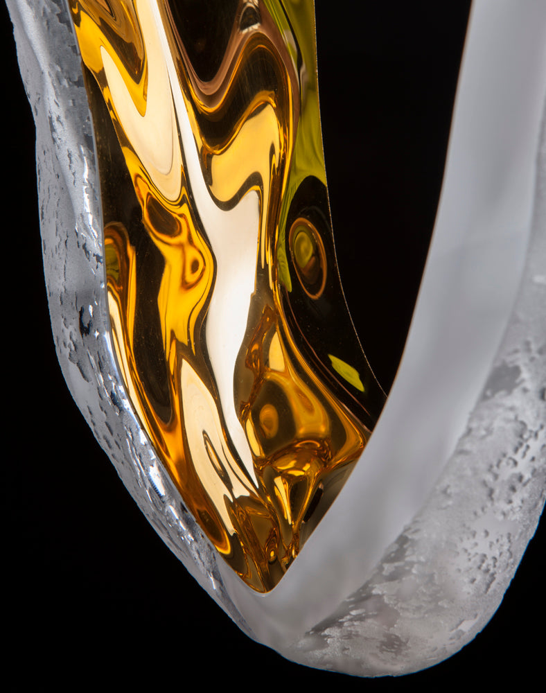 Détail de la finition intérieure dorée et du verre givré martelé du luminaire.