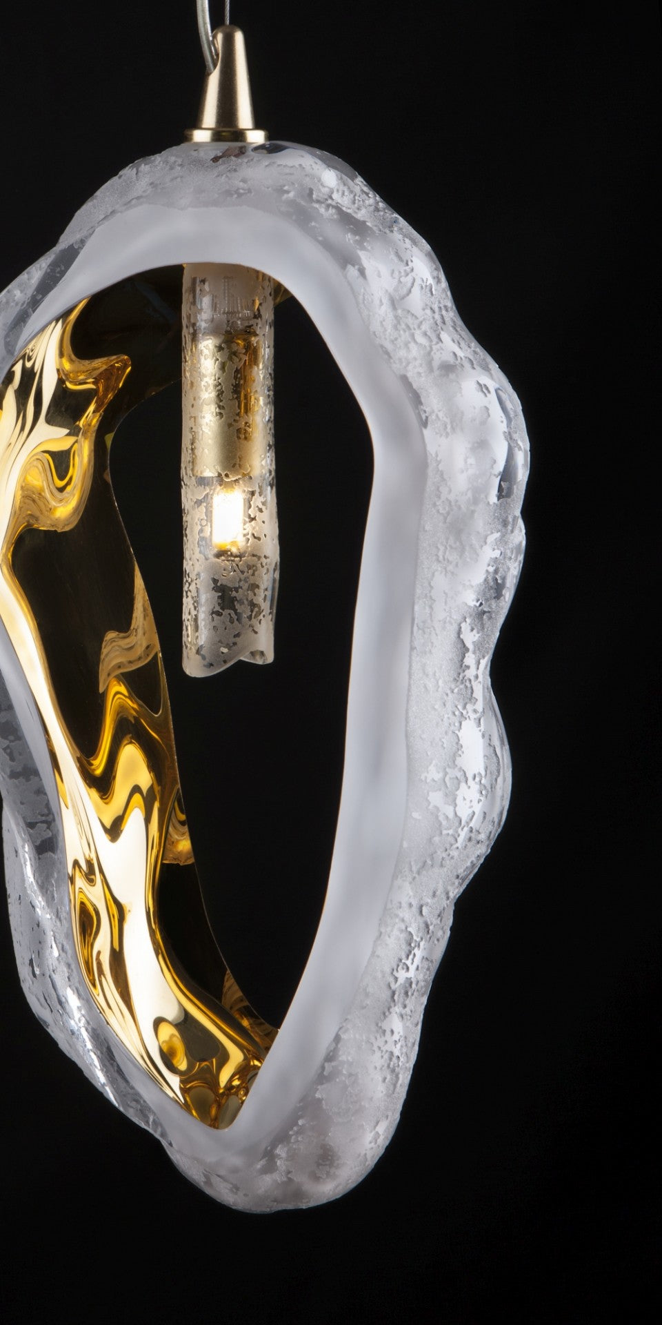 Vue rapprochée du produit montrant l'ampoule verticale et sa douille dorée à l'intérieur.
