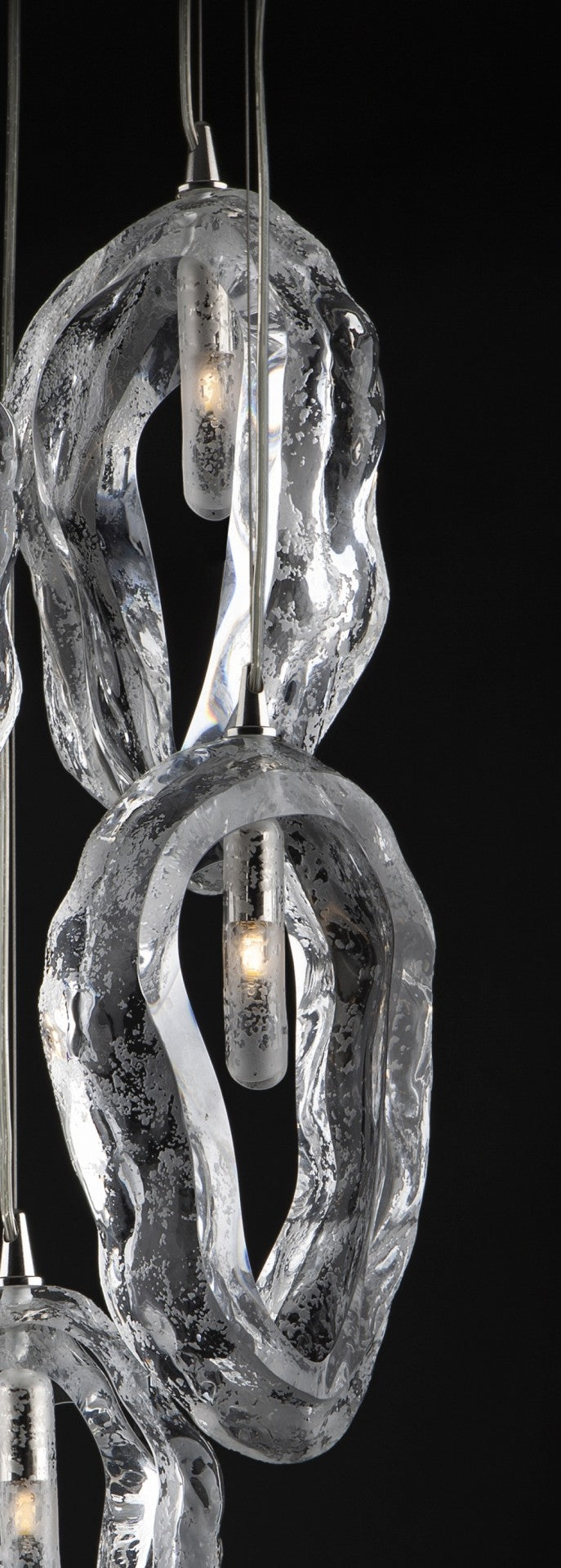 Détail d'un anneau de verre transparent avec ampoule tube allumée et câble