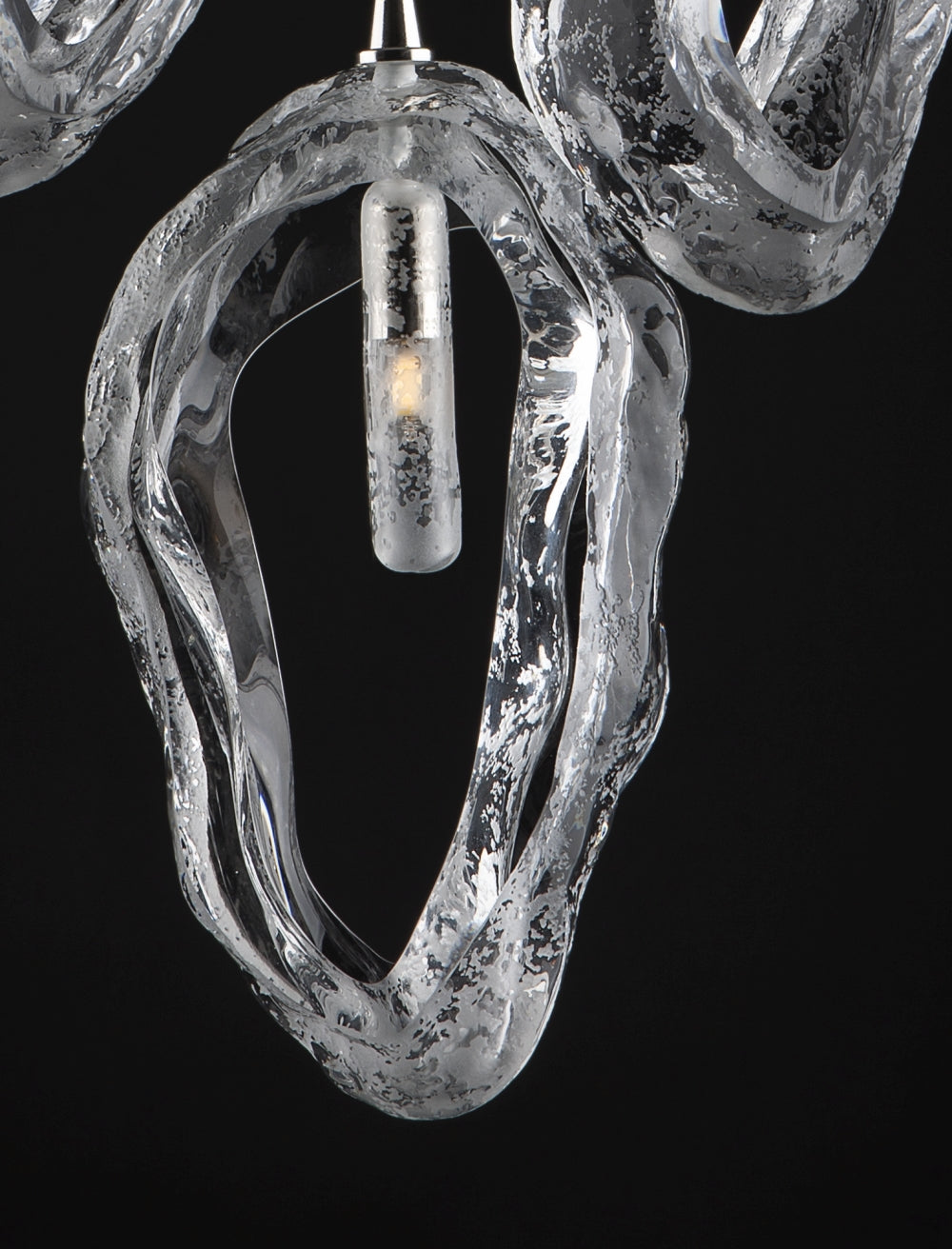 Gros plan sur un anneau de verre givré et son ampoule cylindrique allumée