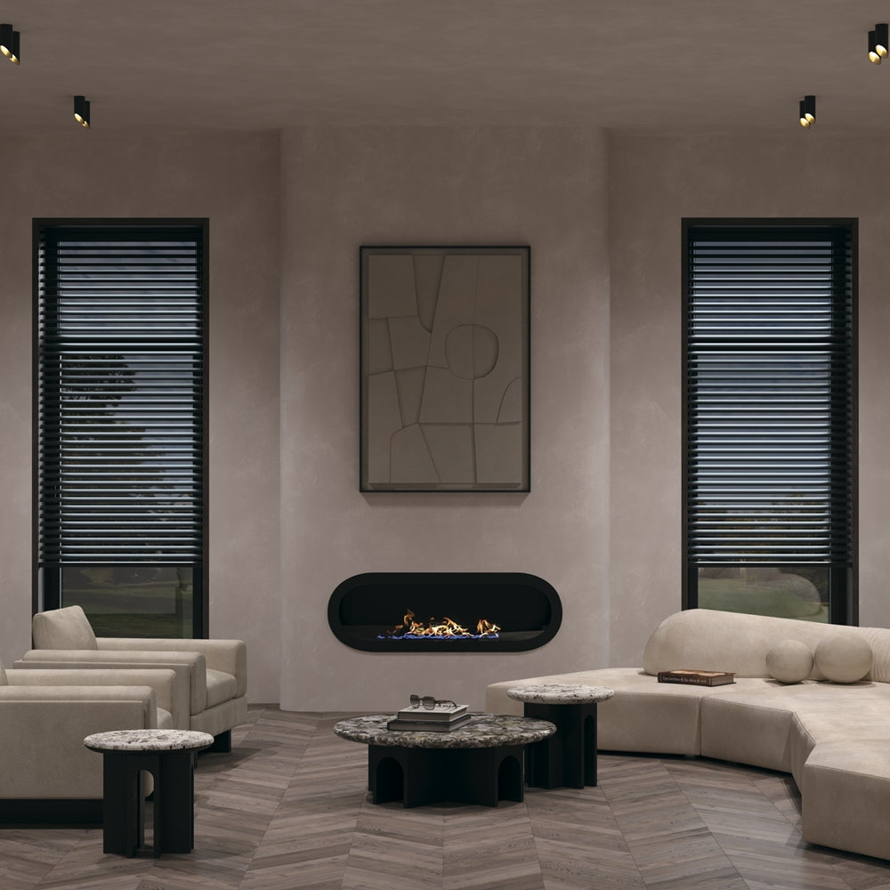 Mise en ambiance dans un salon contemporain, plusieurs plafonniers noirs fixés au plafond éclairent la pièce